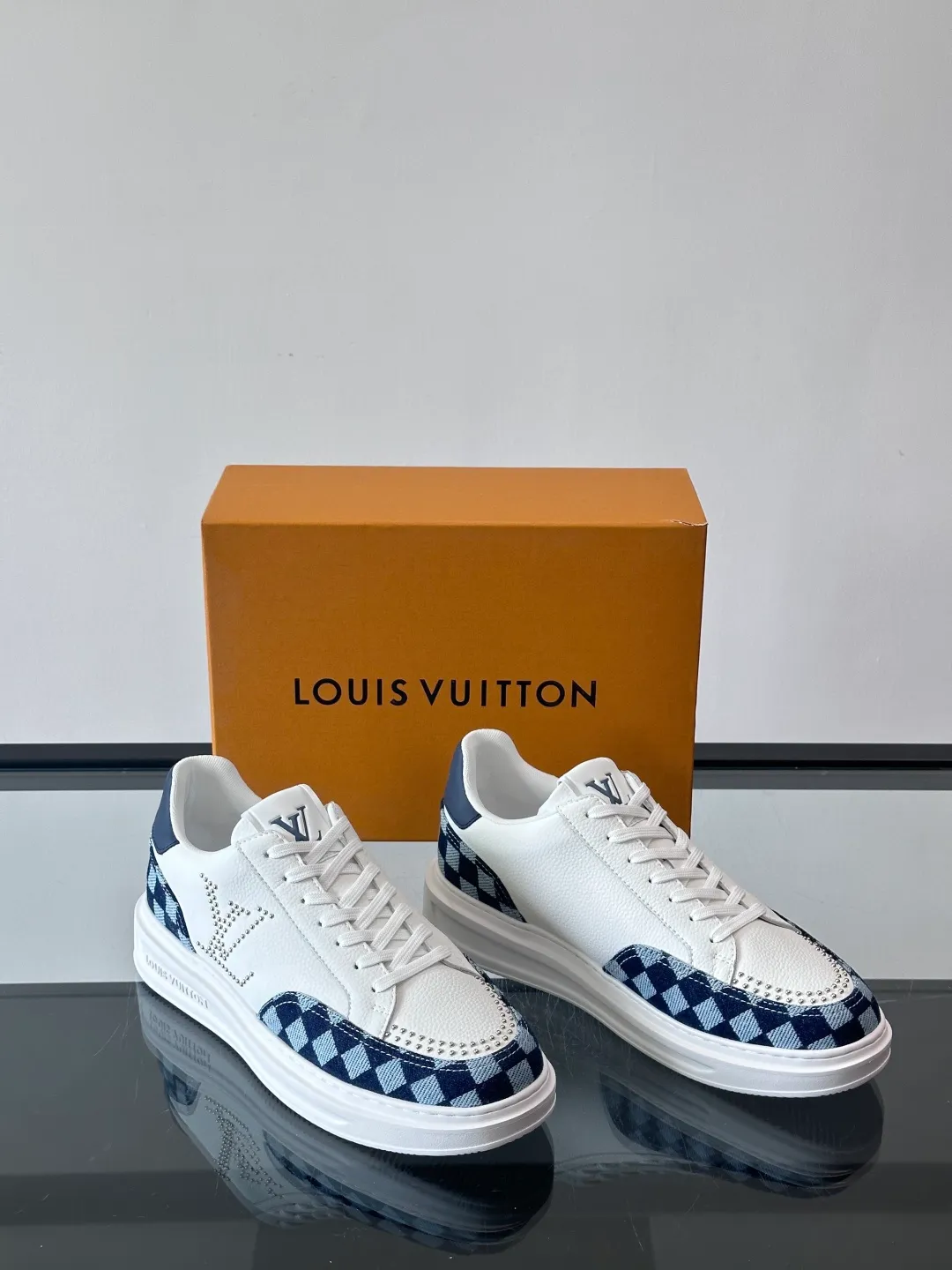 Men's shoes 💰p400 "＊OUIS ＊UITTO＊" new men's casual shoes, made of cowhide material, breathable and comfortable! The upper has the classic LV logo, and the sole is made of T men's shoes 💰pU material, which is wear-resistant and has strong grip. The blue and white color scheme + checkerboard details are fresh and have a street feel. It is very suitable for spring and summer. It can be easily used for daily commuting and leisure. It is very fashionable to wear with shorts, T-shirts or jeans. It is both fashionable and practical. size：38-44